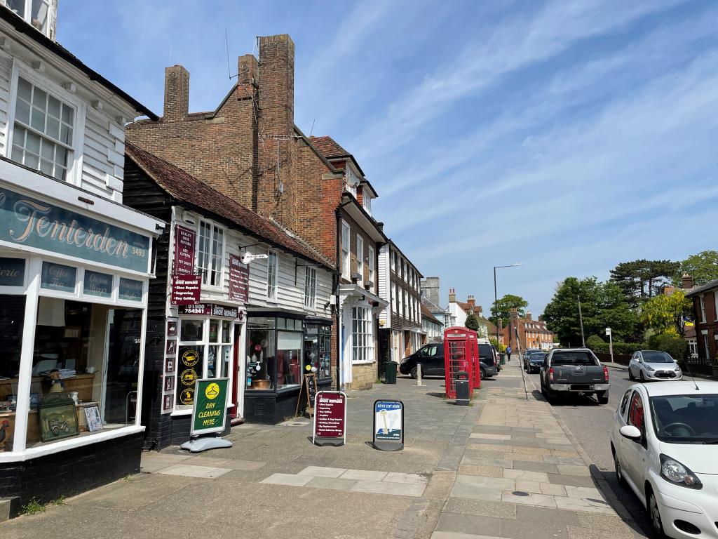 Lot: 17 - FREEHOLD INVESTMENT OF THREE SHOPS PLUS RESIDENTIAL GROUND RENT -